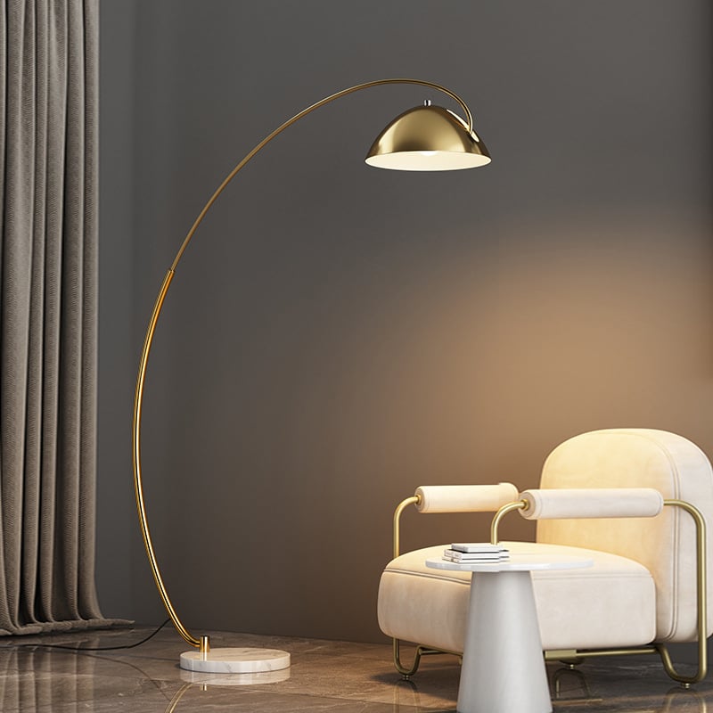 Nordijski nadahnut minimalistički podna LED svjetiljka, metalno tijelo, zlatni završetak, za dnevni boravak i spavaću sobu.