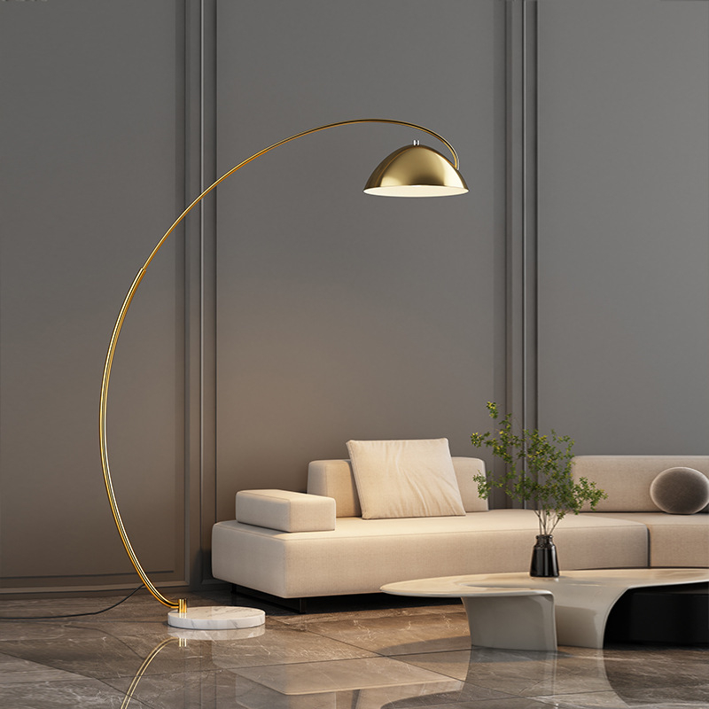 Nordijski nadahnut minimalistički podna LED svjetiljka, metalno tijelo, zlatni završetak, za dnevni boravak i spavaću sobu.