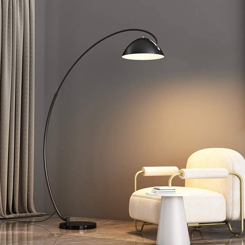 Nordijski nadahnut minimalistički podna LED svjetiljka, metalno tijelo, zlatni završetak, za dnevni boravak i spavaću sobu.
