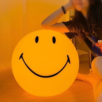 LED podna lampa s osmijehom za djecu – topla, ugodna rasvjeta u sobi princeze