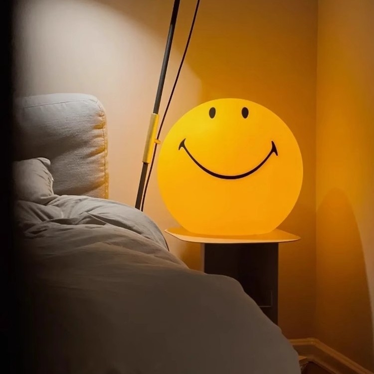 LED podna lampa s osmijehom za djecu – topla, ugodna rasvjeta u sobi princeze