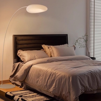 Minimalistička moderna stalna lampa za dnevni boravak, ured i hodnik; lampa s oblačnim oblikom uz kauč — kreativno dekorativno osvjetljenje nadahnuto influencerima