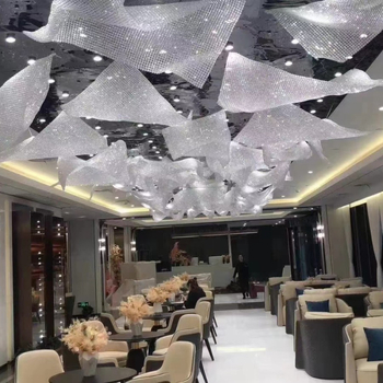 Viseći luster za stubište i hotelsku dvoranu s mrežom perli u obliku ananasa i dizajnom trake