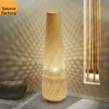 Podlahová lampa v japonskom štýle s bambusovým výpletom, do hosťovskej izby a obývačky, tatami čajová miestnosť, zen-wabi-sabi dizajn