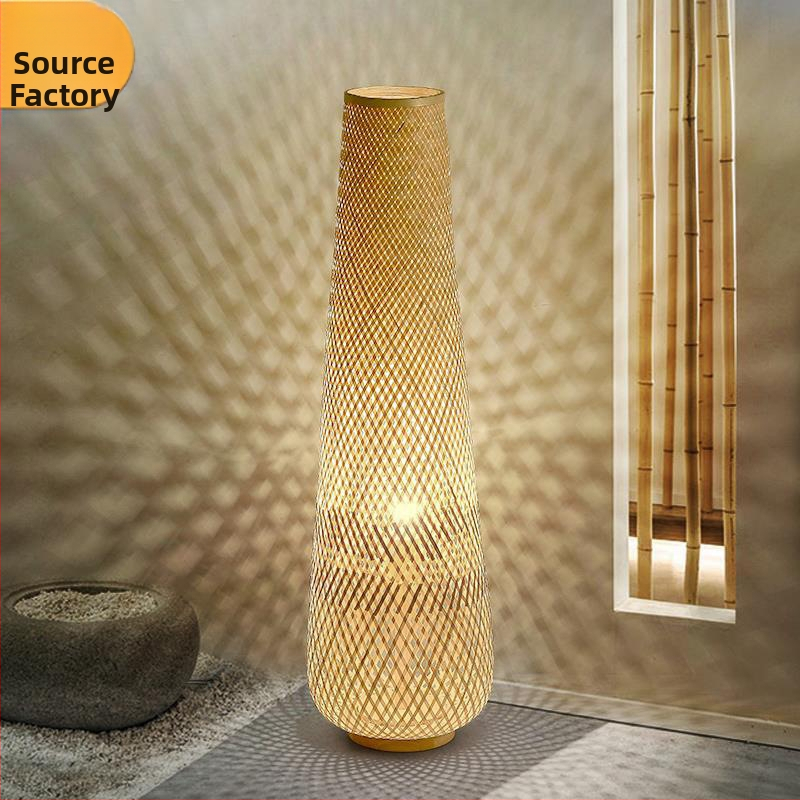 Podlahová lampa v japonskom štýle s bambusovým výpletom, do hosťovskej izby a obývačky, tatami čajová miestnosť, zen-wabi-sabi dizajn