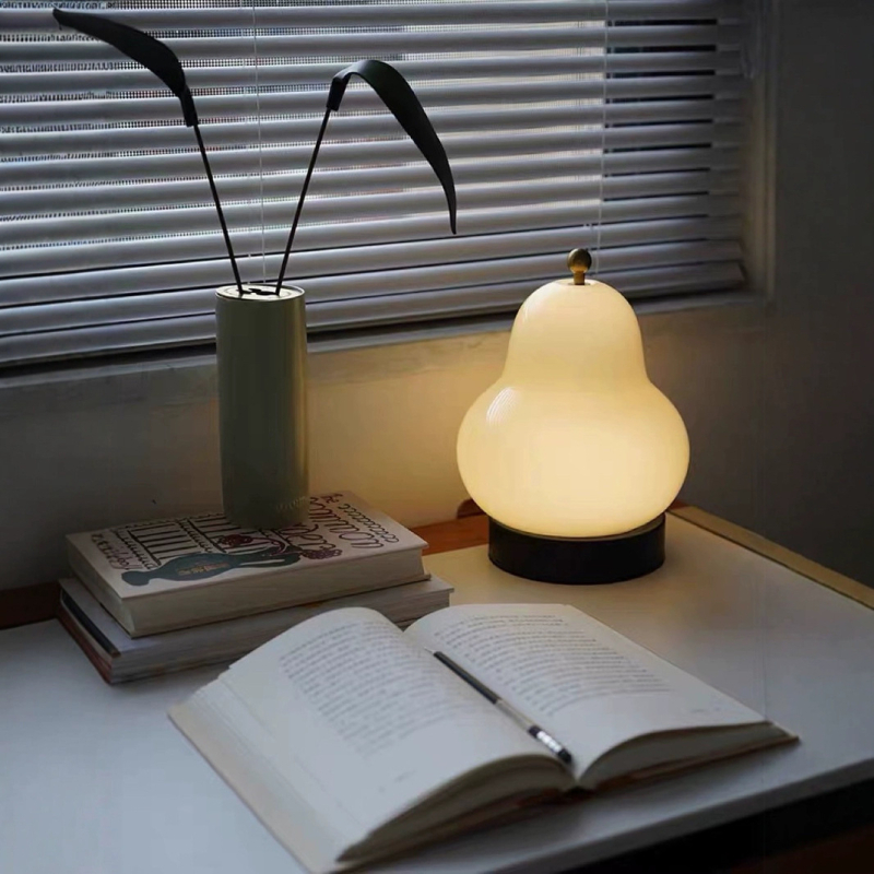 Stolna lampa u kremastom retro stilu za spavaću sobu, noćna lampa u obliku kruške