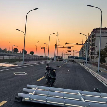 LED κολόνα δρόμου με βραχίονα καντλεϊβερ, μεταλλική κατασκευή, ύψη 5/6/8 μ, ηλιακή τροφοδοσία, 220V