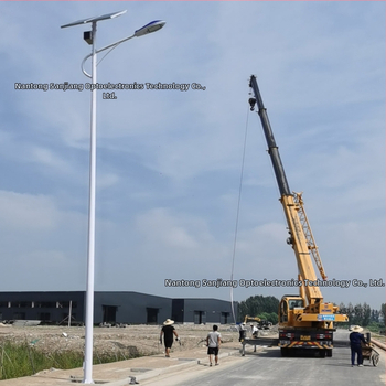 Solárne cestné svetlo s jedným ramenom pre mestské a vidiecke cesty, vodotesný vysoký stĺp, LED napájaný slnečnou energiou