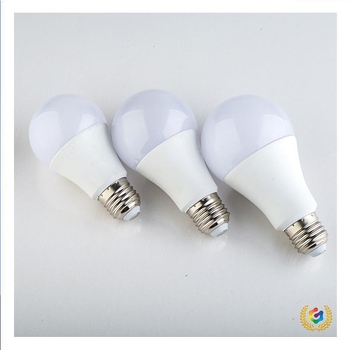LED žarulja s plastičnim premazom od aluminija, 110–265V, oblik A19, baze E27/B22, 5000 lm, IP44