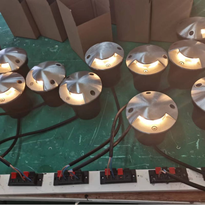 Kružna LED podzemna svjetiljka za vanjsku upotrebu, za kutove, hodnike i stepenice; ugrađena, IP65, 24V, topla bijela 3000K