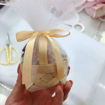 Mini košarica s čokoladnim jajima — dječja košarica za igru princeze i princa