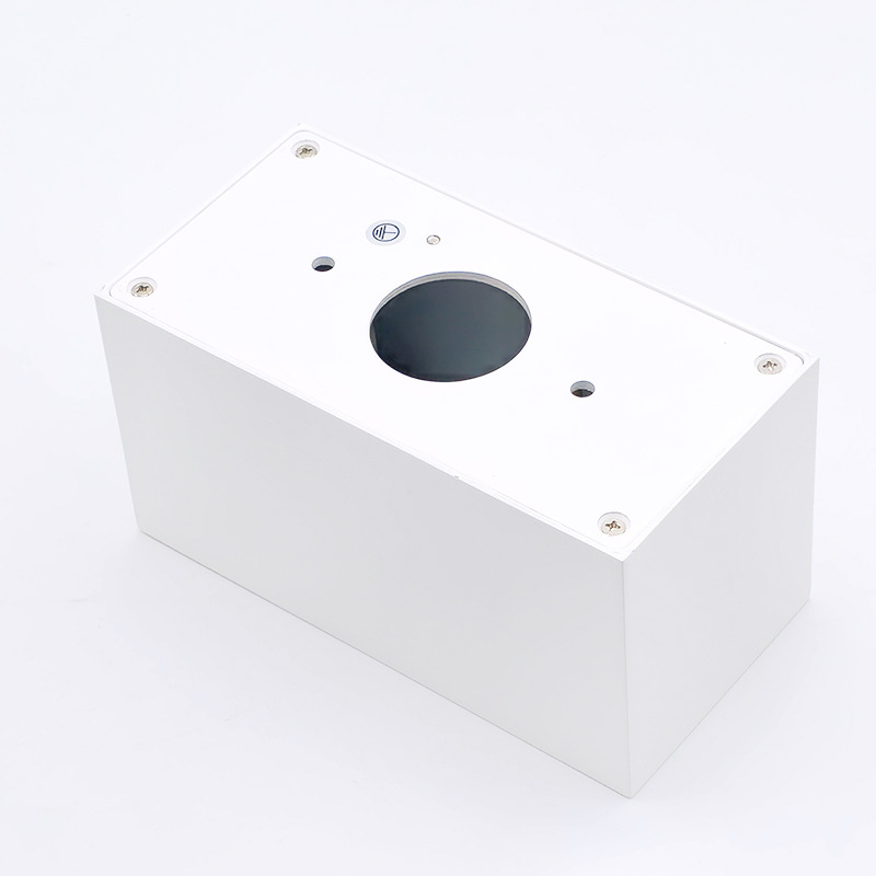 Izuzetno tan kvadratni LED downlight za površinsku montažu, anti-glare, s jednom ili dvostrukim glavom, za dnevni boravak i spavaću sobu.