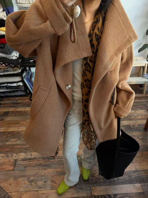 Háromdimenziós szabású gyapjú kabát, középhosszú, sokoldalú elegancia, szarvból készült gombok, gallér, strukturált siluett télre