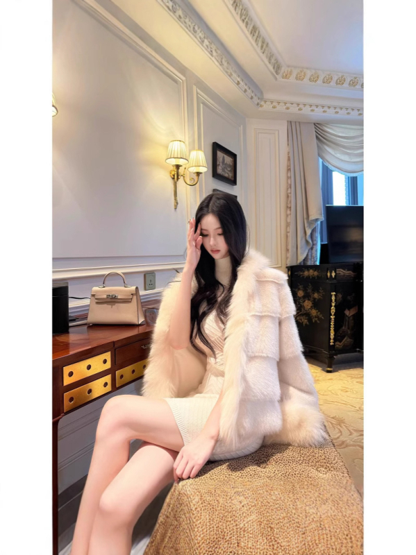 Elegantno ekološki prihvatljivo lažno lisice krzno s V-izrezom, visoke kvalitete faux mink krzno