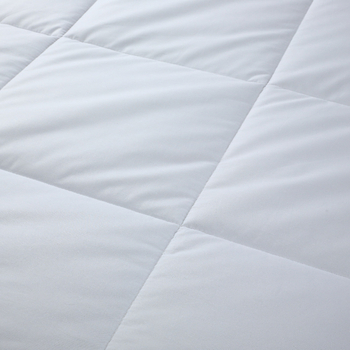 Hotelminőségű téli négyévszakos paplan anti-toll anyaggal és toll-velúr töltettel, vastított, 2,5–3 kg, egyszemélyes vagy kétszemélyes ágyhoz.