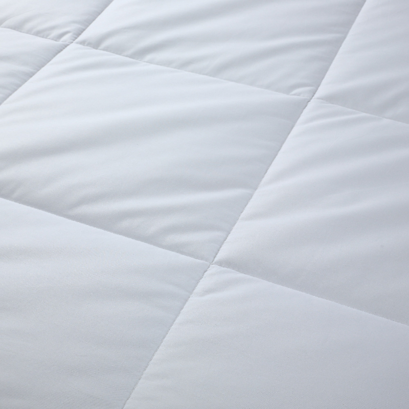 Hotelminőségű téli négyévszakos paplan anti-toll anyaggal és toll-velúr töltettel, vastított, 2,5–3 kg, egyszemélyes vagy kétszemélyes ágyhoz.