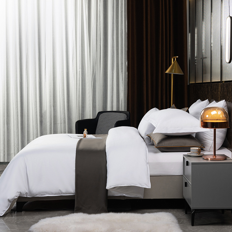 Hotelski set posteljine od poliester-pamuka, bijeli, uključuje plahtu, navlaku za pokrivač i navlake za jastuke – tri dijela