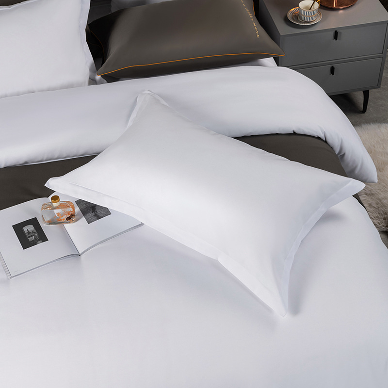 Hotelski set posteljine od poliester-pamuka, bijeli, uključuje plahtu, navlaku za pokrivač i navlake za jastuke – tri dijela