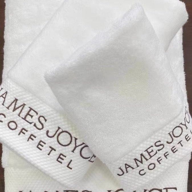 Bijeli pamučni veliki kupaonski ručnik za hotele, salone ljepote i gostinjama, upijajući, s logotipom po narudžbi, 100% pamuk