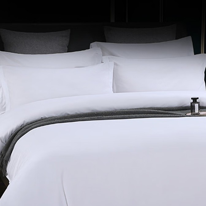 Hotelski set posteljine od četiri komada, 100% pamuk, saten, gust, čisto bijela, 60s pamuk