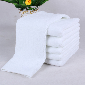 3-dijelni set hotelskih ručnika: ručnik za kupanje, ručnik za lice i ručnik za ruke; 100% pamuk, bijela, ravno tkanje, 120 g/m², izvezeni logotip.