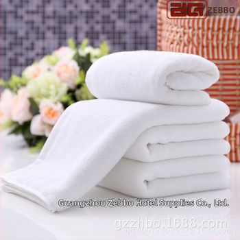 3-dijelni set hotelskih ručnika: ručnik za kupanje, ručnik za lice i ručnik za ruke; 100% pamuk, bijela, ravno tkanje, 120 g/m², izvezeni logotip.