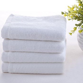 3-dijelni set hotelskih ručnika: ručnik za kupanje, ručnik za lice i ručnik za ruke; 100% pamuk, bijela, ravno tkanje, 120 g/m², izvezeni logotip.