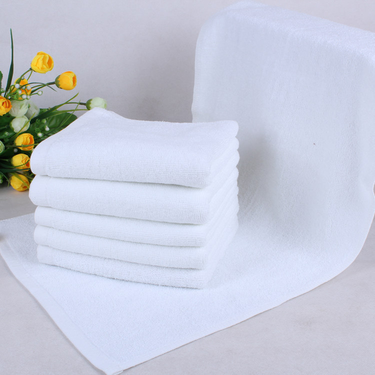 3-dijelni set hotelskih ručnika: ručnik za kupanje, ručnik za lice i ručnik za ruke; 100% pamuk, bijela, ravno tkanje, 120 g/m², izvezeni logotip.
