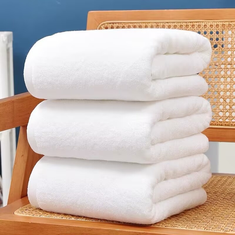 Visokokvalitetni bijeli 100% pamuk hotelski ručnik za tijelo, upija vlagu, pogodan za spa i salone ljepote, tankog kroja