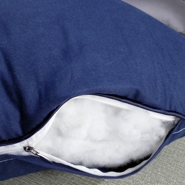 Tmavomodrý jednopostelový vankúš pre hotely s povlakom a výplňou