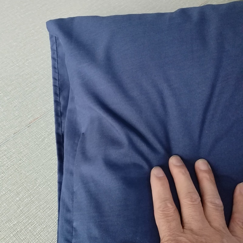 Tmavomodrý jednopostelový vankúš pre hotely s povlakom a výplňou