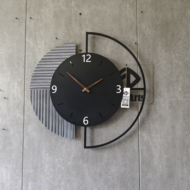 Sat na zid za dnevni boravak, moderan minimalistički dizajn, tih kvarcni mehanizam, zidna montaža.