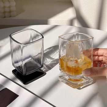 Čaša za vino s crnom nogom u stilu INS — elegantna staklena čaša za vodu, sok i kavu