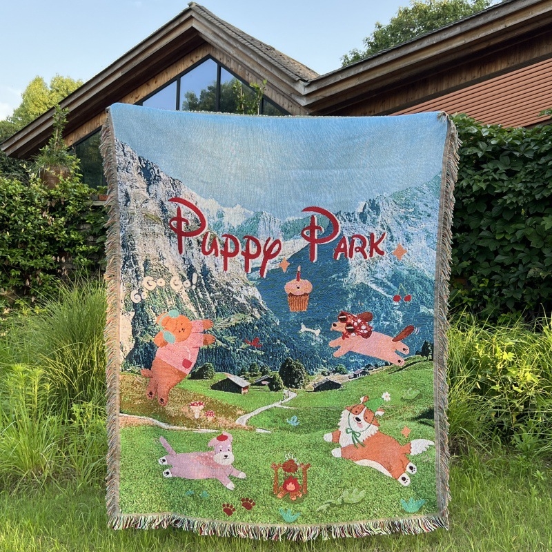 Vintage stil gobelena s preslatkim štenetom u parku, pejzaž snježnih planina i šume; navlaka za kauč i pleteni pokrivač.