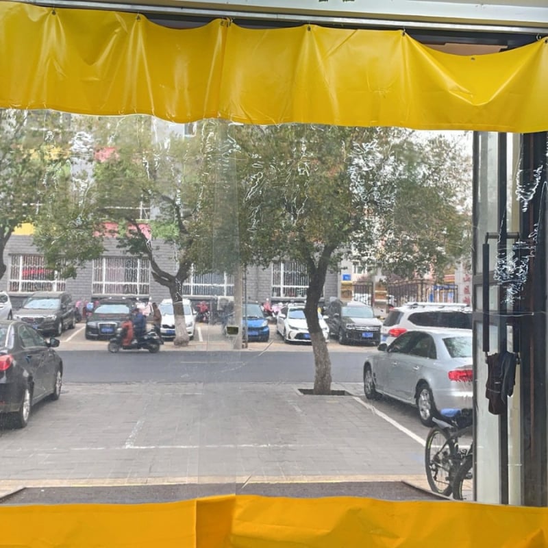 PVC klizna zavjesa za radionu i autopraonicu – vodootporna, otporna na vjetar, prozirna i s toplinskom izolacijom za klimatizaciju