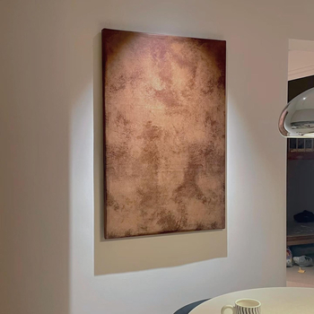 Završena apstraktna slika u stilu Wabi-Sabi za dnevni boravak, visi na zidu s dekorom od osušenog drveta i žute kožne tkanine, moderni srednjovjekovni retro podni komad