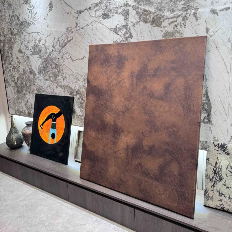 Završena apstraktna slika u stilu Wabi-Sabi za dnevni boravak, visi na zidu s dekorom od osušenog drveta i žute kožne tkanine, moderni srednjovjekovni retro podni komad