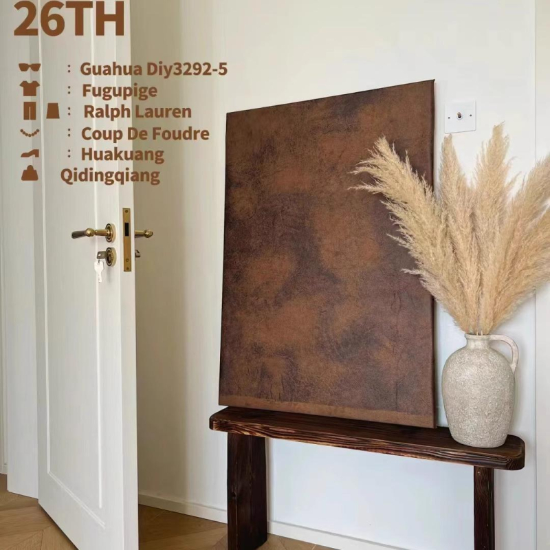 Završena apstraktna slika u stilu Wabi-Sabi za dnevni boravak, visi na zidu s dekorom od osušenog drveta i žute kožne tkanine, moderni srednjovjekovni retro podni komad