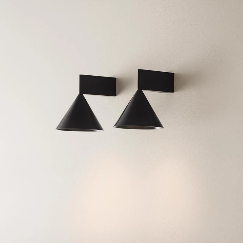 Italijanska minimalistička zidna svjetiljka za spavaću sobu i hodnik, s konusnim geometrijskim dizajnom — dizajnerski komad, luksuzno zidno svjetlo