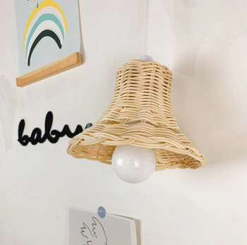 Viseća lampa od ratana za dječju sobu, ručno pleteni abažur, model 8965, promjer 15 cm, visina 12 cm.