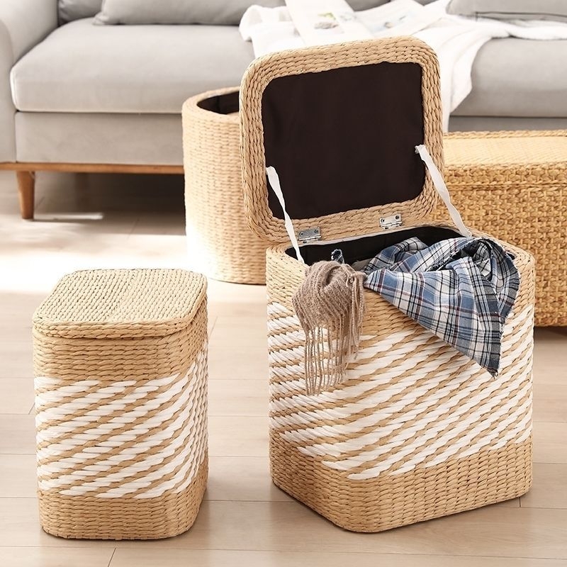 Ръчно изработена табуретка за съхранение с плетена от слама конструкция, масивно дърво, селски стил; седалка за сядане, подходяща за смяна на обувки и като подножие.