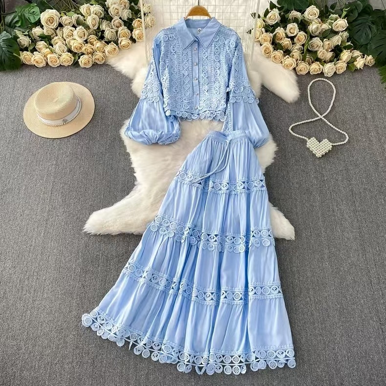 Set franțuzesc retro: bluză cu dantelă și panouri transparente, mâneci lantern, top scurt și fustă cu talie înaltă, croi A-line pentru toamnă