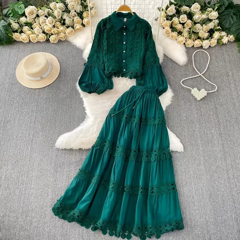 Set franțuzesc retro: bluză cu dantelă și panouri transparente, mâneci lantern, top scurt și fustă cu talie înaltă, croi A-line pentru toamnă