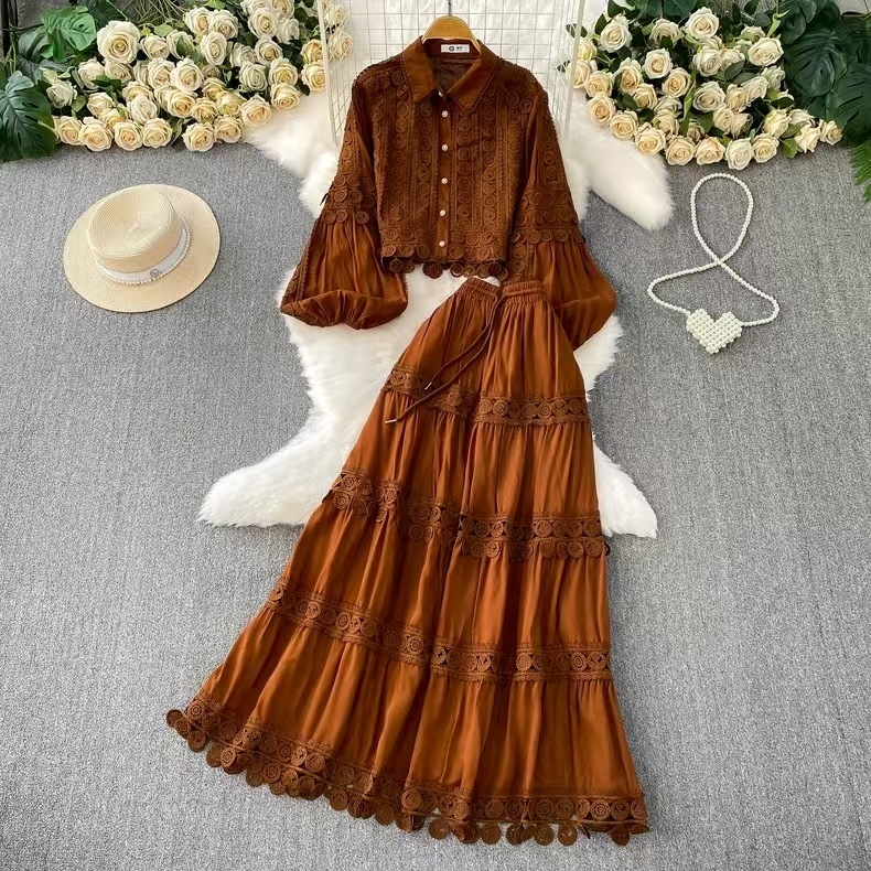 Set franțuzesc retro: bluză cu dantelă și panouri transparente, mâneci lantern, top scurt și fustă cu talie înaltă, croi A-line pentru toamnă