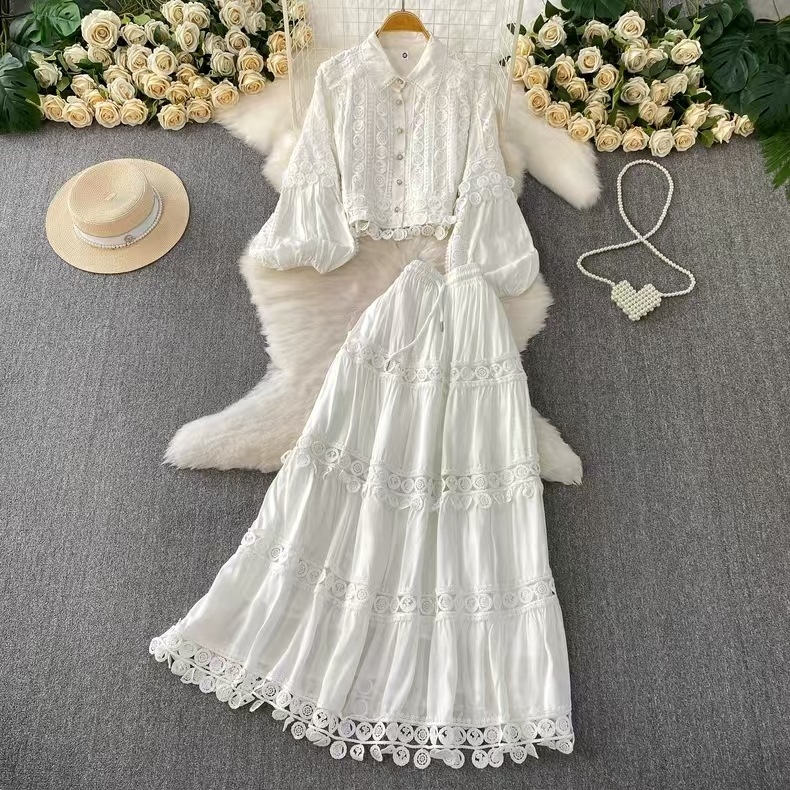 Set franțuzesc retro: bluză cu dantelă și panouri transparente, mâneci lantern, top scurt și fustă cu talie înaltă, croi A-line pentru toamnă