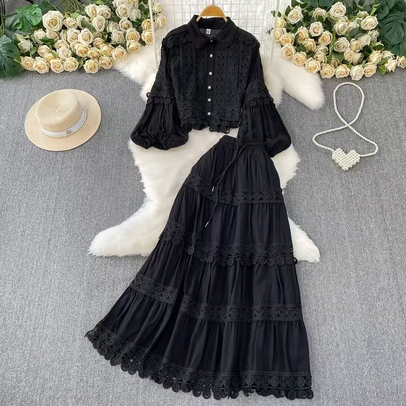 Set franțuzesc retro: bluză cu dantelă și panouri transparente, mâneci lantern, top scurt și fustă cu talie înaltă, croi A-line pentru toamnă