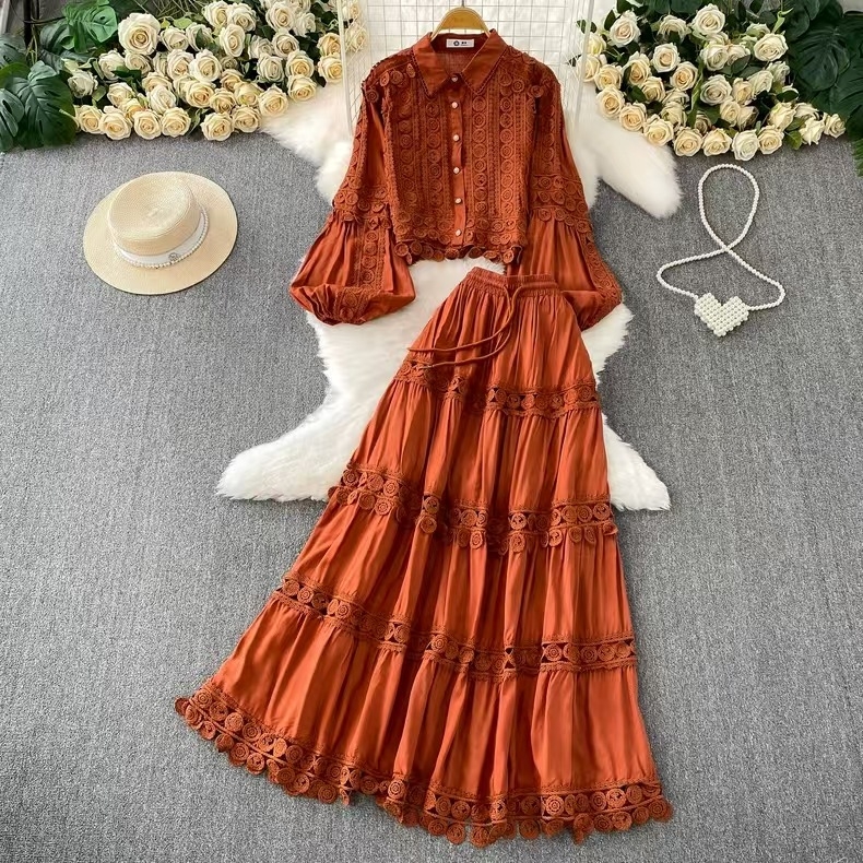 Set franțuzesc retro: bluză cu dantelă și panouri transparente, mâneci lantern, top scurt și fustă cu talie înaltă, croi A-line pentru toamnă