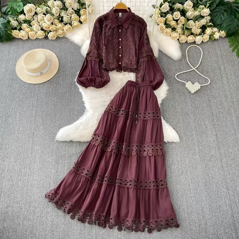 Set franțuzesc retro: bluză cu dantelă și panouri transparente, mâneci lantern, top scurt și fustă cu talie înaltă, croi A-line pentru toamnă