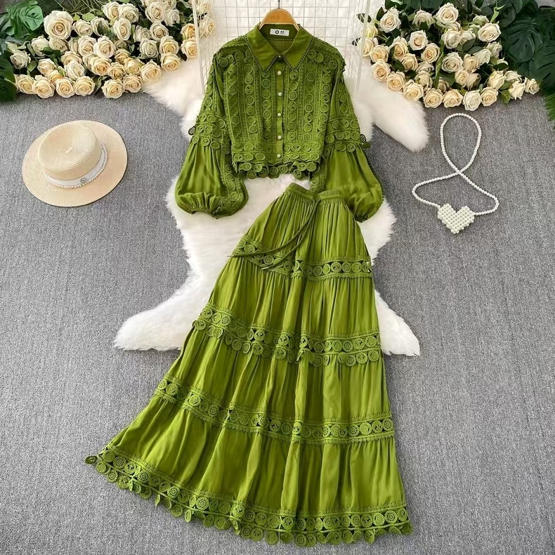 Set franțuzesc retro: bluză cu dantelă și panouri transparente, mâneci lantern, top scurt și fustă cu talie înaltă, croi A-line pentru toamnă
