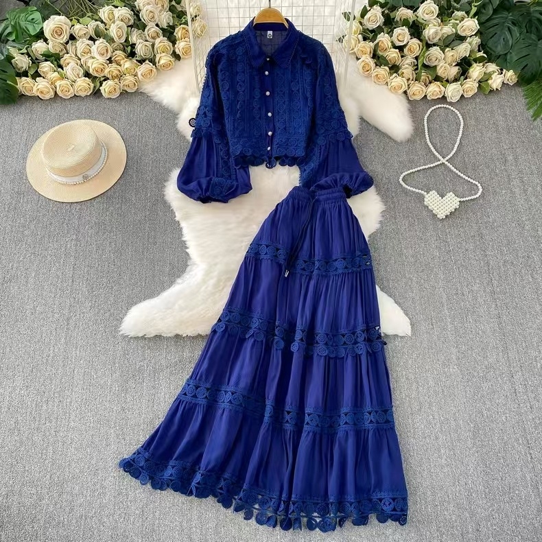 Set franțuzesc retro: bluză cu dantelă și panouri transparente, mâneci lantern, top scurt și fustă cu talie înaltă, croi A-line pentru toamnă